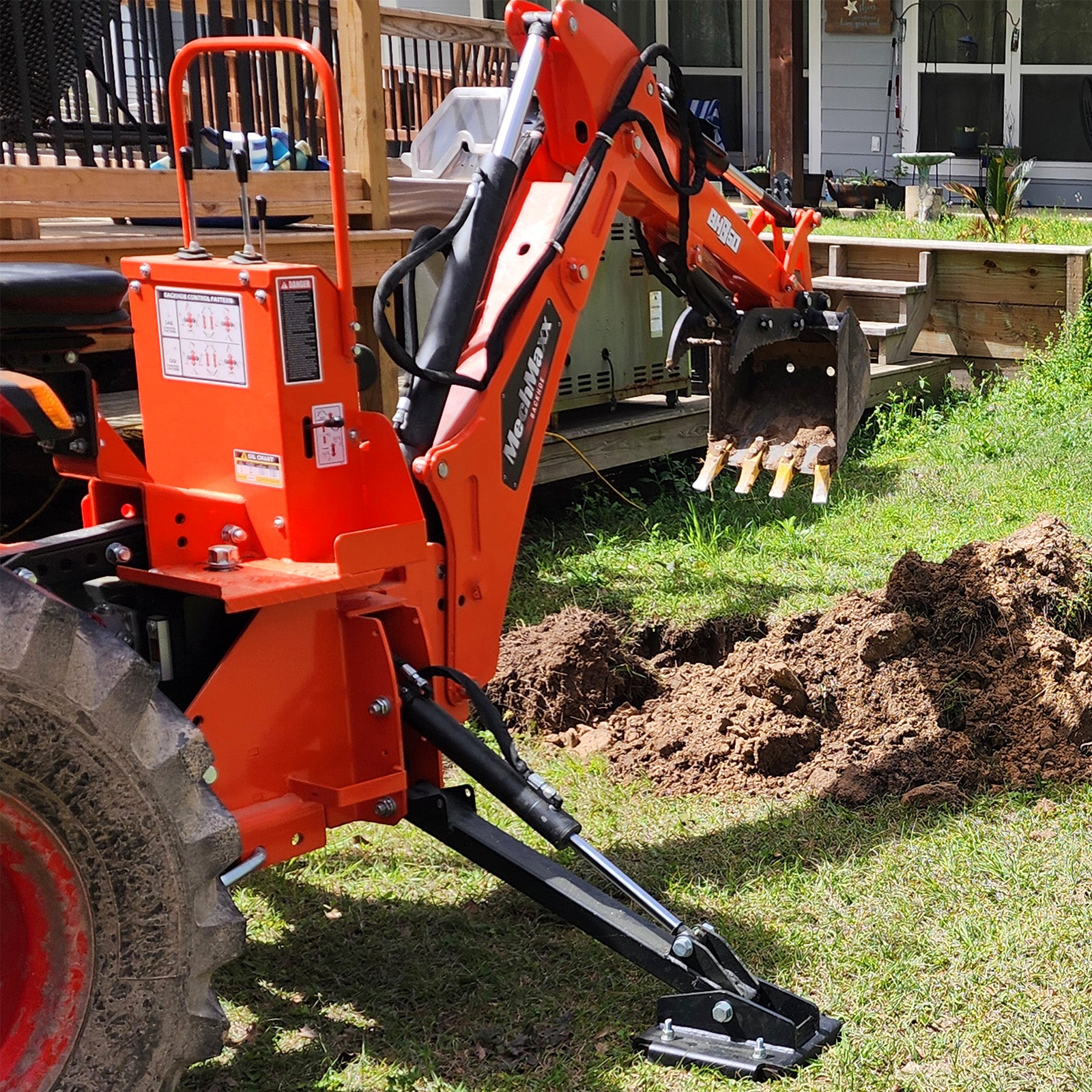 7' Tractor Backhoe Attachment with Mechanical Thumb, 12" Bucket, Self-Contained Pump, for 15-50 HP, Cat. 1 Tractor, BH660