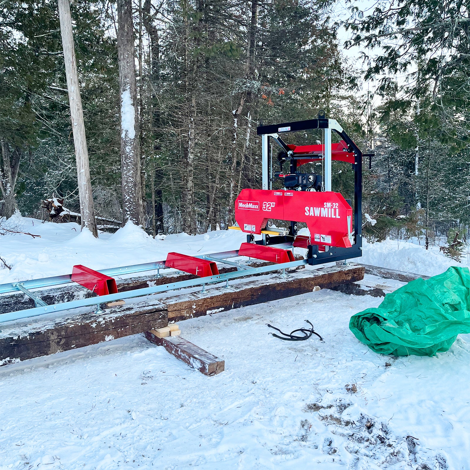 32" Portable Sawmill (5 x Blades Included), 459cc 15HP E-Start Gasoline Engine, 29" Board Width, 20' Track Length (13' Track Length + 6.6' Track Extension Included) , SM-32