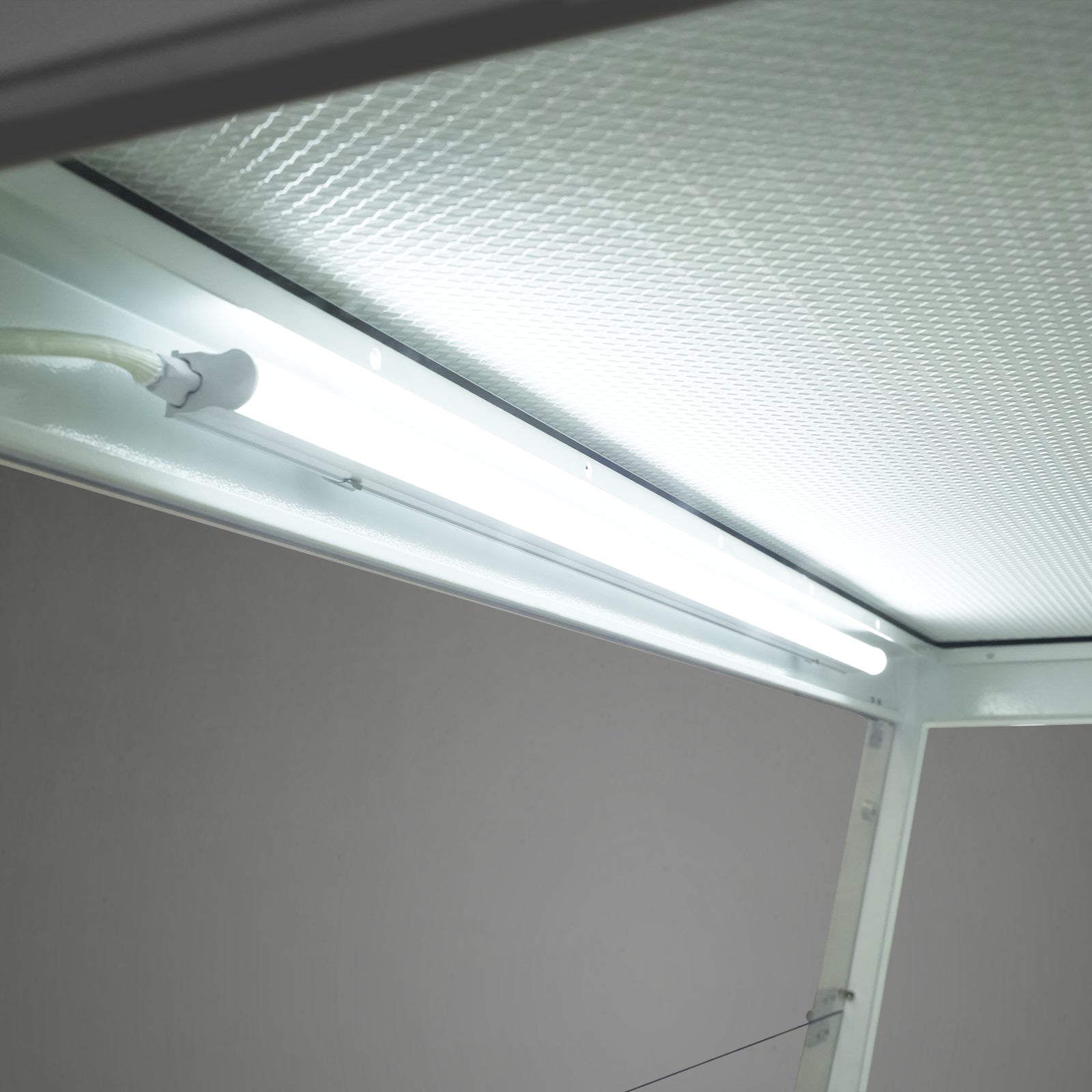 33.9″ Wide CB-V1 Vertical Laminar Flow Clean Bench with HEPA Filtration & UV Sterilization | ISO Class 5