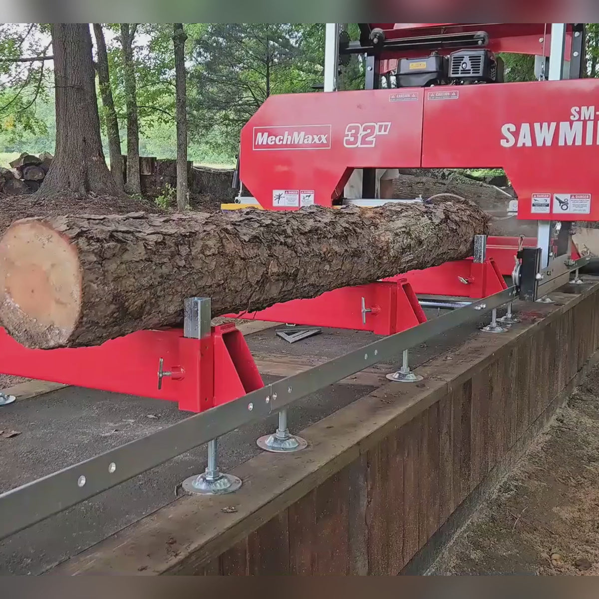 32" Portable Sawmill,  420cc 15HP E-Start Gasoline Engine,  26.5" Board Width,  13' Track Length ,  SM-32